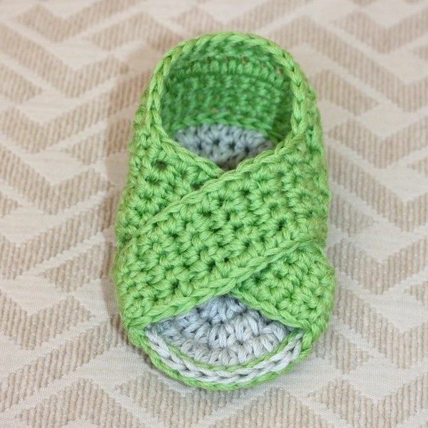 плетене на една кука-за-бебе-плетиво бебешки обувки-с-красив дизайн-в-зелено