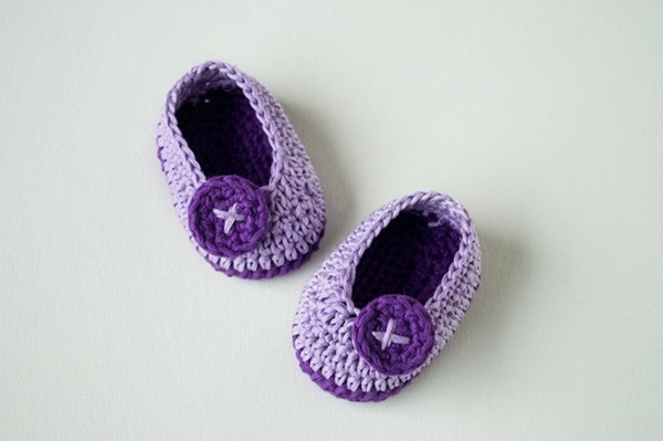 плетене на една кука-за-бебе-плетиво бебешки обувки-с-красив дизайн-в-лилаво