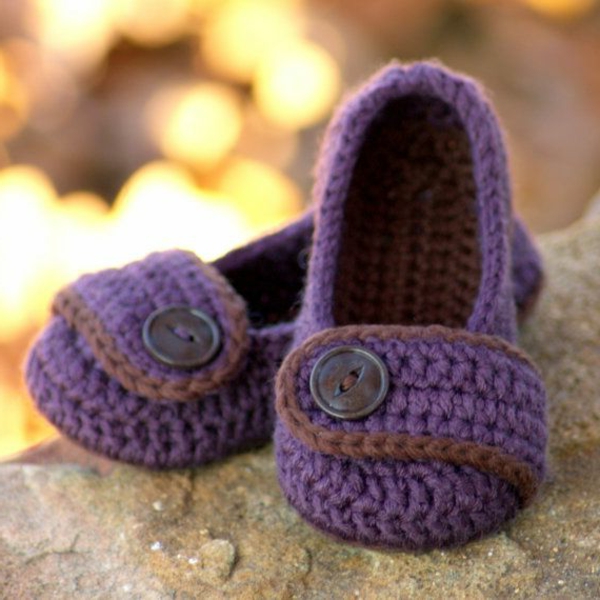 плетене на една кука-за-бебе-плетиво бебешки обувки-с-красив дизайн-в - лилав