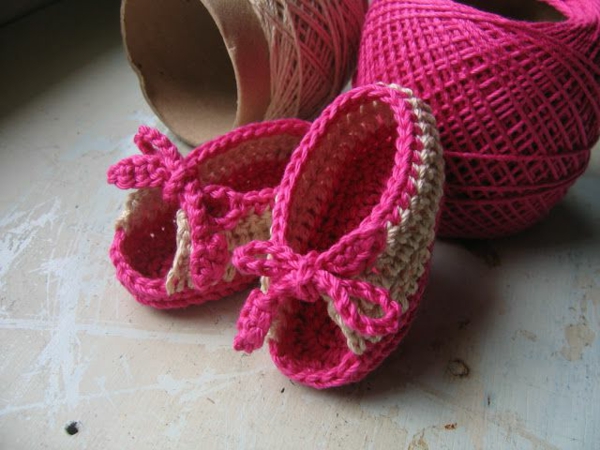 плетене на една кука-за-бебе-плетиво бебешки обувки-с-красив дизайн-в-розов