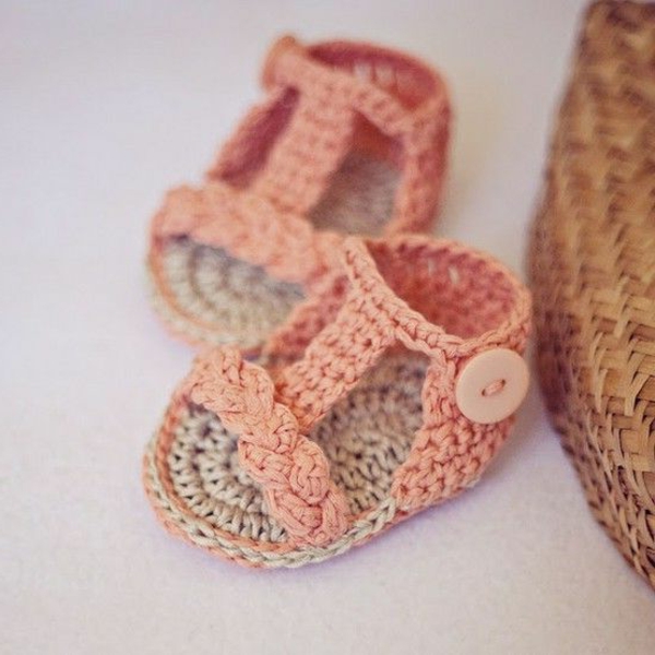crochet के लिए बच्चे से crochet-बच्चा जूते-साथ-सुंदर डिजाइन-सैंडल-इन-नारंगी