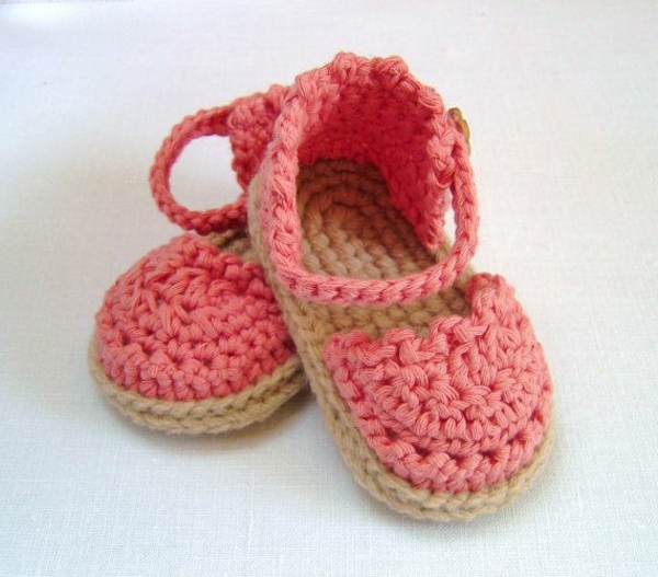 плетене на една кука-за-бебе-плетиво бебешки обувки-с-красив дизайн