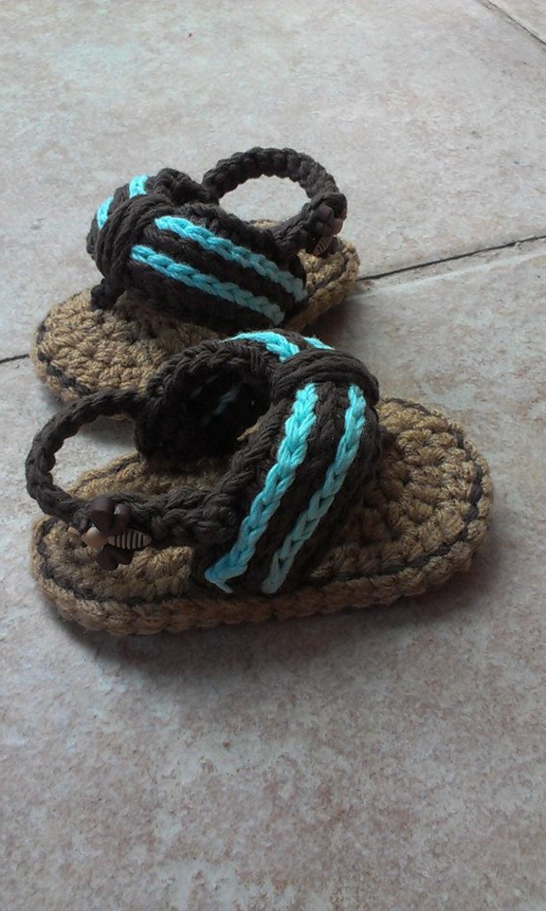 плетене на една кука-за-бебе-плетиво бебешки обувки-с-красив-design_sandalen