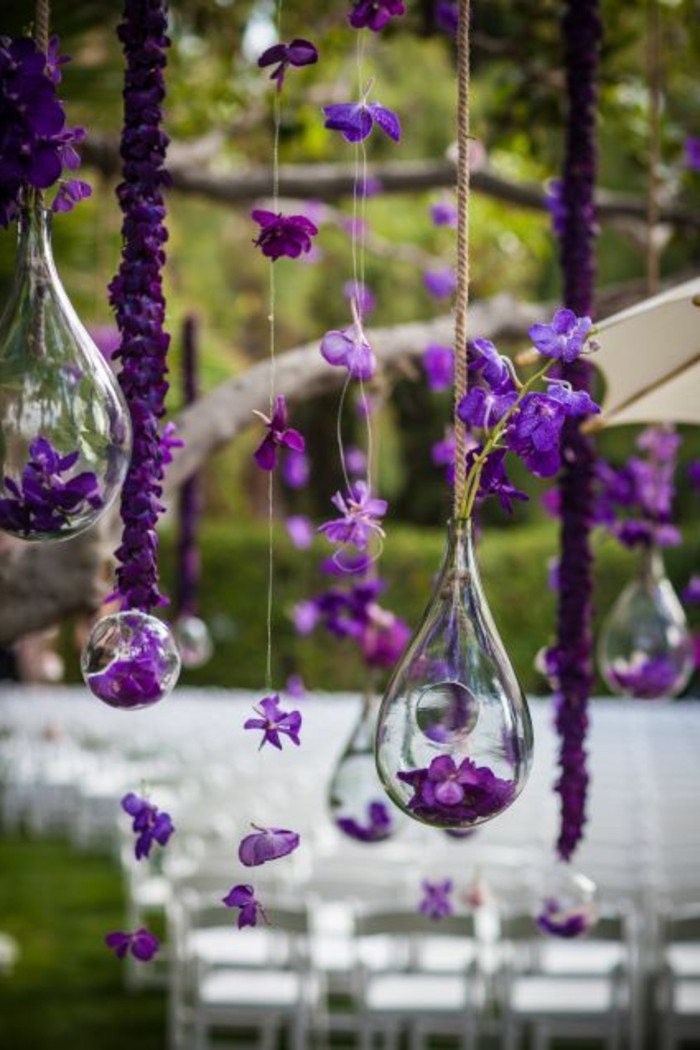 decoración colgante-con-diferentes tipos de bodas de flores-en-color púrpura