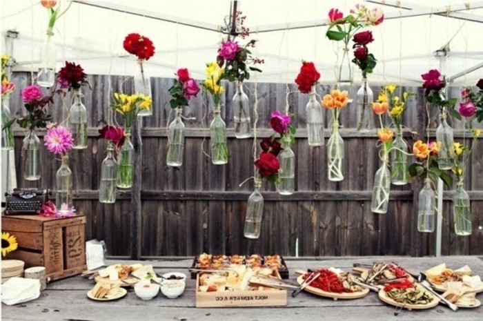 colgantes-botellas-con-flores super hermosa-decoración-en-jardín