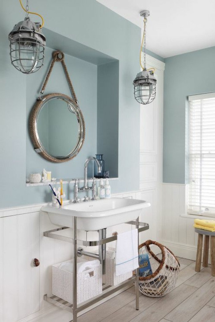 Κρεμαστά Γύρος-καθρέφτης-ένα-der-in-μπάνιο-νιπτήρα-δική-build-μπλε-τοίχο