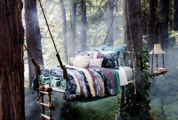 悬挂床和扔枕头 - 在森林里的树木之间