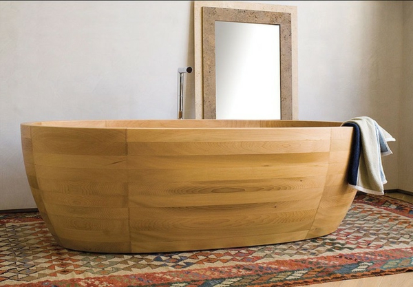 ξύλινα-μπανιέρα στο μπάνιο πολύχρωμο χαλί
