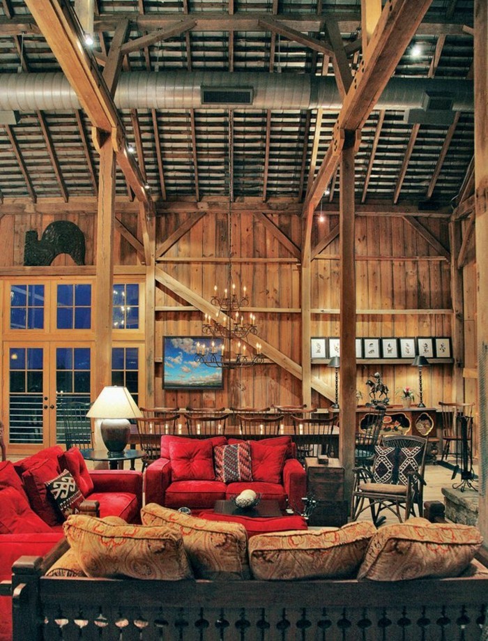 लकड़ी के मकान सुरुचिपूर्ण लाल सोफे