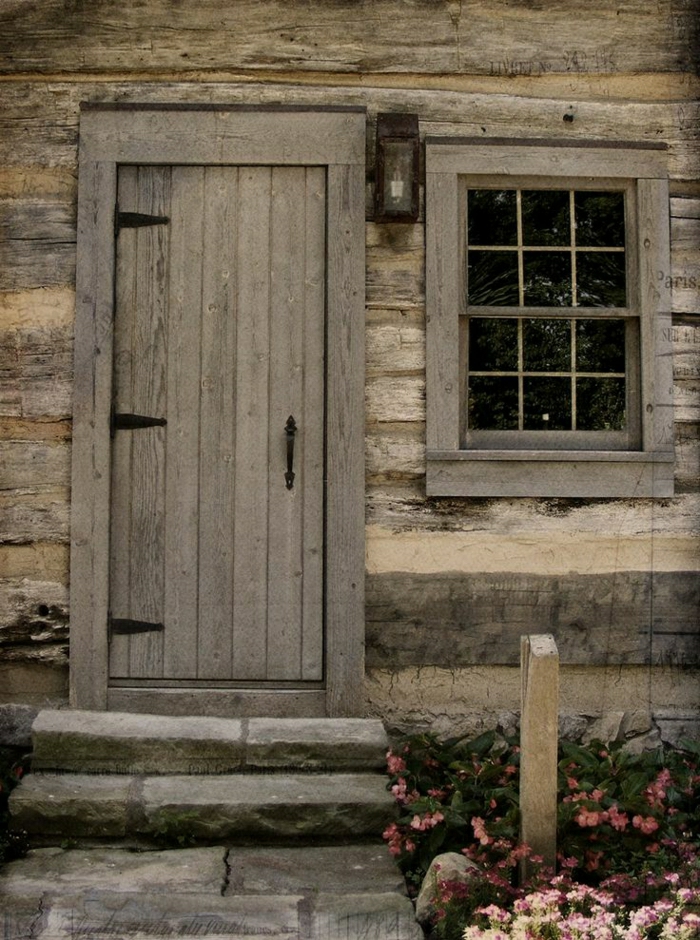 дървена колиба-старата входна врата метална дръжка