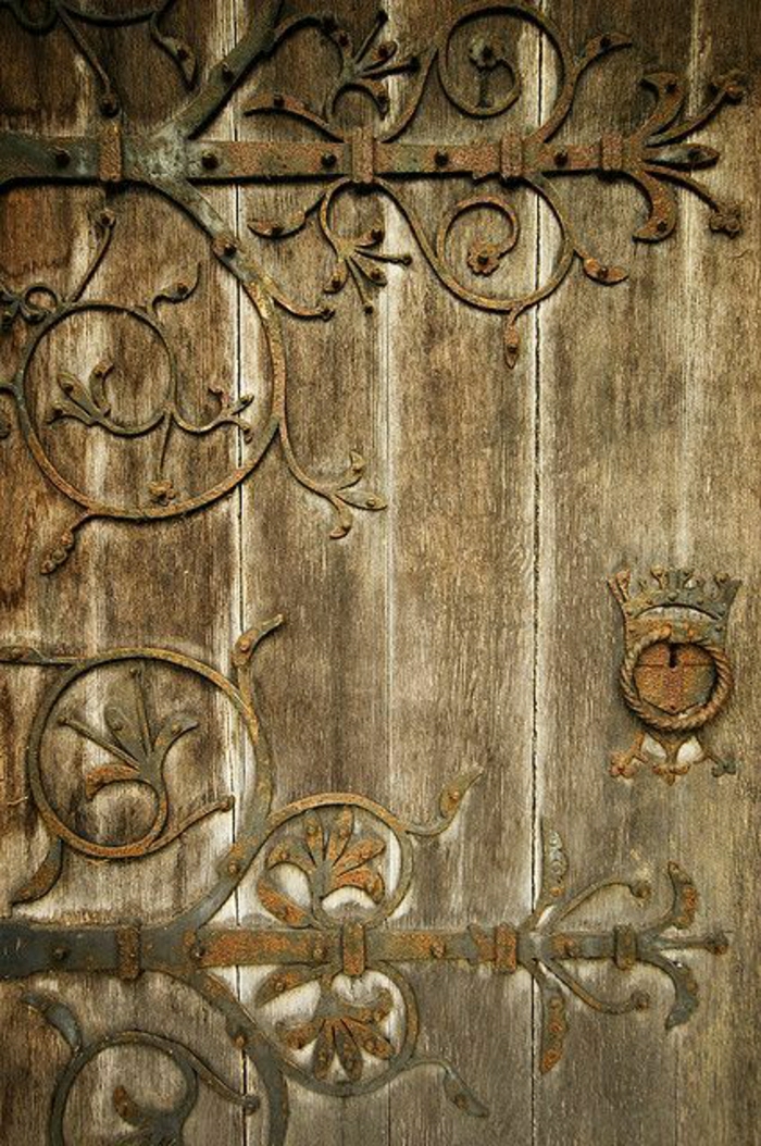 дървена входна врата-метална вземете пръстен орнаменти-ретро-стил рустик