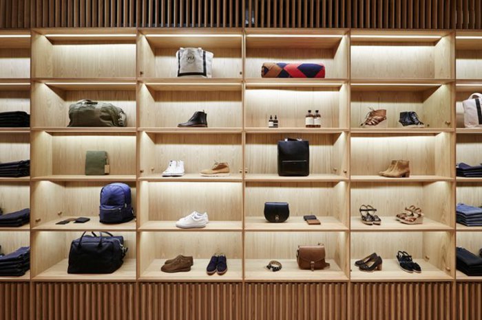 estantes-con-elegante zapato de madera de diseño para los hombres
