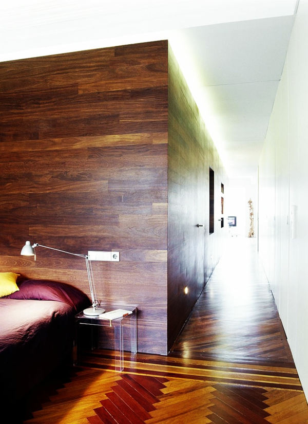 τοίχο σχεδιασμού διαδρόμου από ξύλινο κρεβάτι