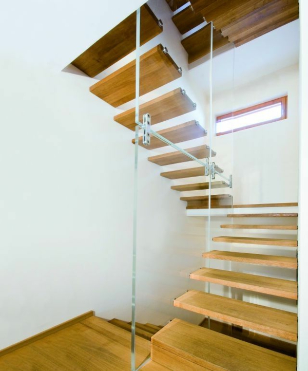 escaleras de madera medio labrada - terreno de vidrio