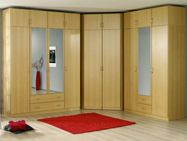 armoire d'angle en bois en chambre par un tapis rouge