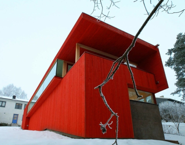 लकड़ी के घर में लाल रंग
