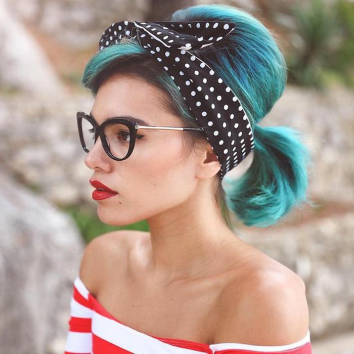 लेडी के साथ चश्मा, छोटे नीले बाल और धारीदार ब्लाउज
