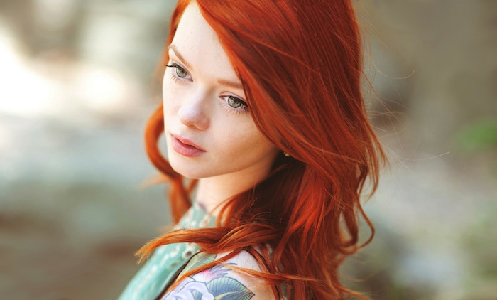 belle fille aux cheveux rouges, teint blanc neige, yeux verts, lèvres roses