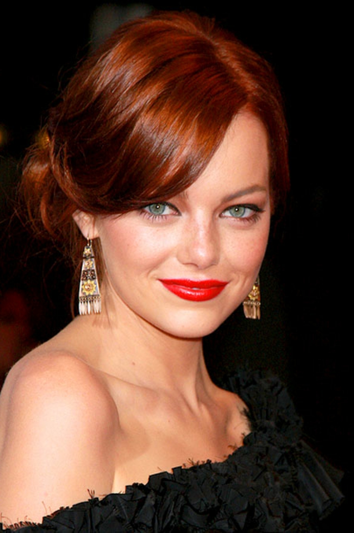 pelo rojo y labios rojos: la combinación perfecta, vestido negro, combinado con joyas llamativas