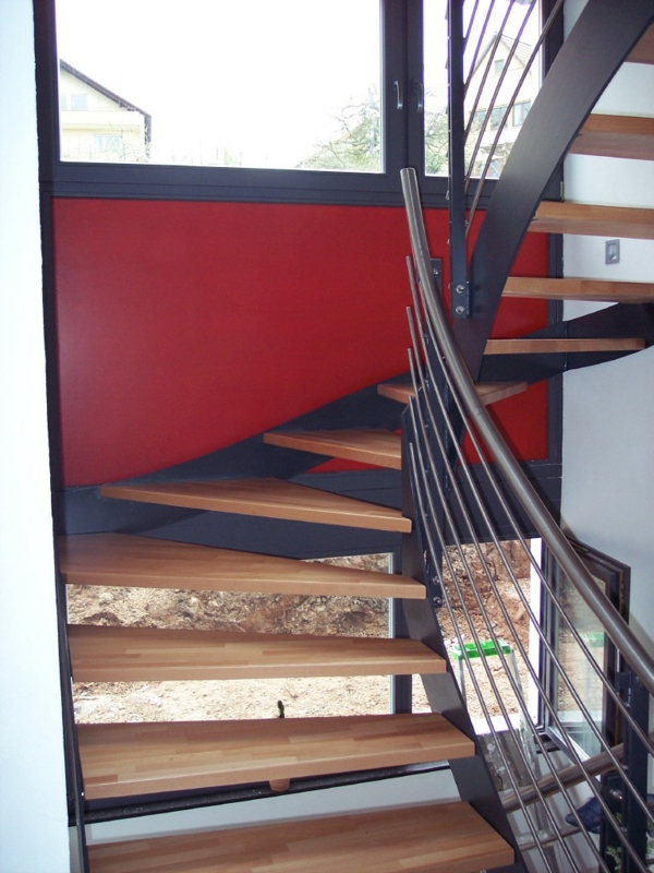 félköríves lépcsőház - vörös falú kialakítás