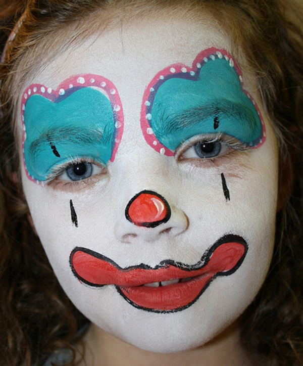 klovni meikki - tyttö punaisella maalilla suunsa ympärillä - valkoisia pisteitä silmänsä ympärillä