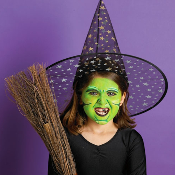 mädhen-verde-cara con ideas de maquillaje de Halloween Bruja-