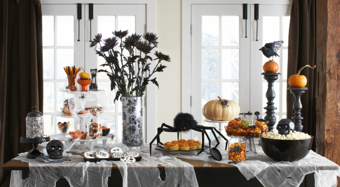 हेलोवीन मेज सजावट, काले फूल, रेवेन और खोपड़ी, पार्टी के भोजन बिस्कुट और पॉपकॉर्न