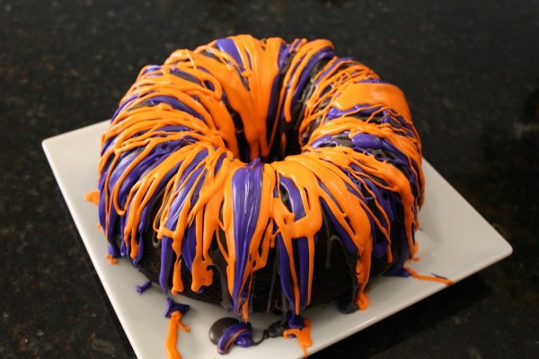 हेलोवीन केक और नारंगी रंग