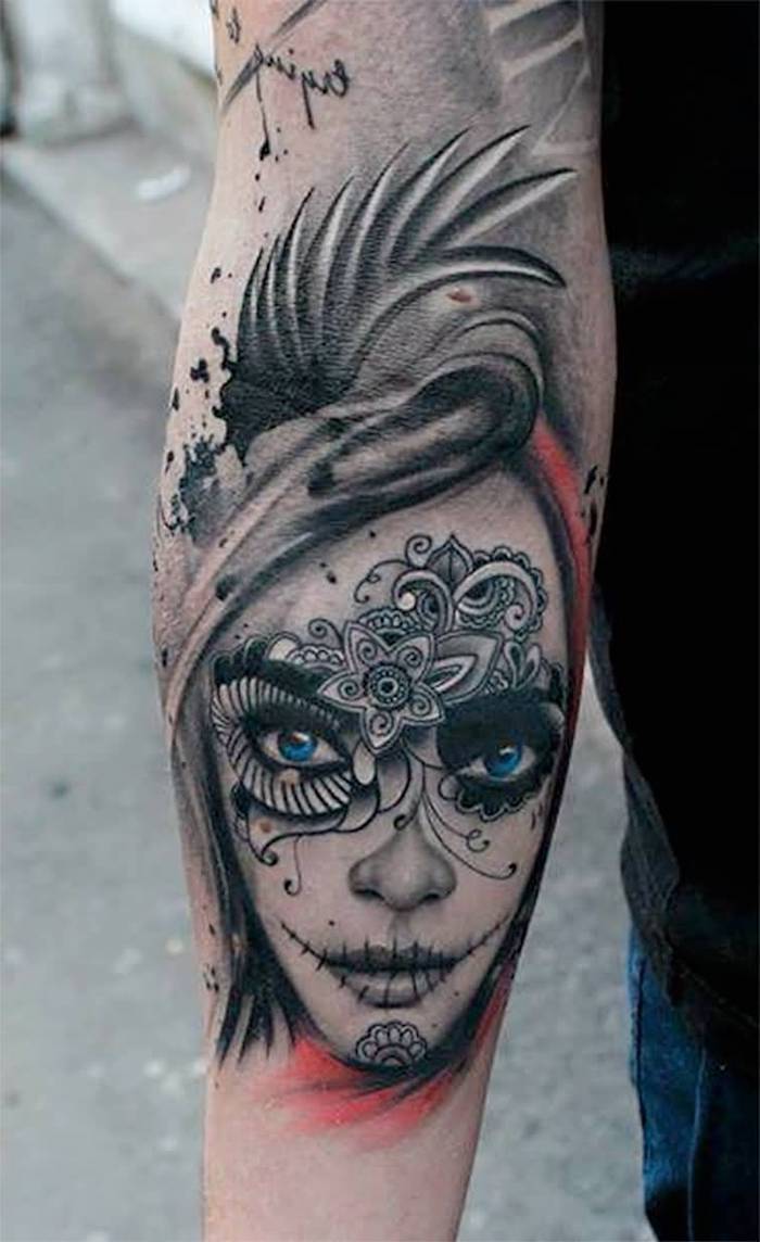 Χέρι με ένα τατουάζ μιας νεαρής γυναίκας με μπλε μάτια και με λευκά λουλούδια και μαύρα χείλη - Τατουάζ La Catrina