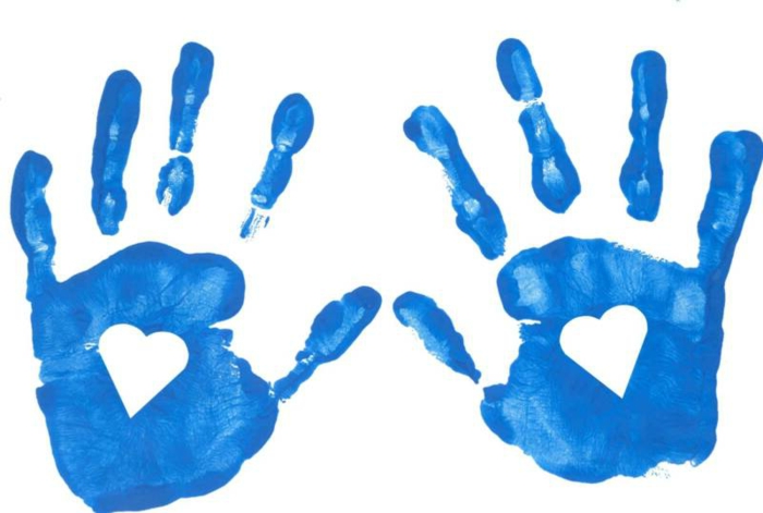 תמונות יד - שתי ידיים כחולות עם לבבות