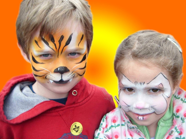 зайче-и-тигър-грим-две деца и портокалов фон