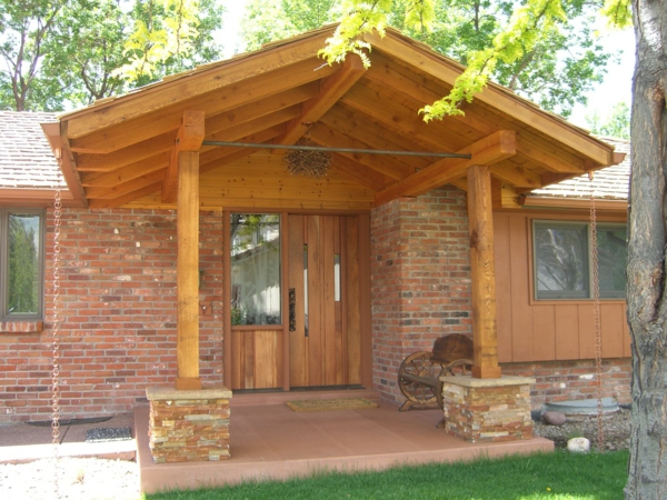talo-ulos-puusta-kuisti-itse rakentaa-katto, joka näyttää hyvin sweet-veranda rakentaa itsesi
