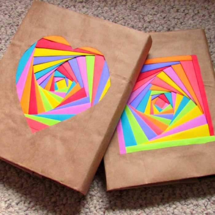 Cubra dos cuadernos con papel de color - embellezca los útiles escolares