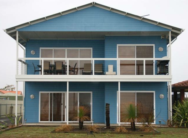 hausfassade रंग नीले घर-साथ एक दिलचस्प डिजाइन