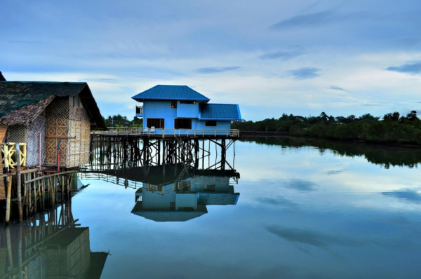 hausfassade रंग नीले घर-दर-एक-तालाब