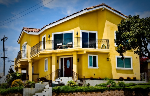 hausfassade रंग-शांत पीले घर
