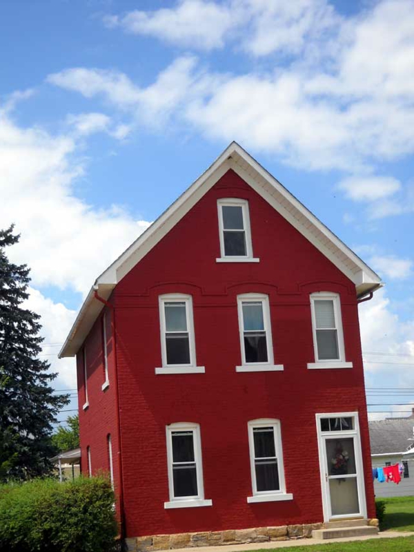 hausfassade रंग-शांत लाल घर में