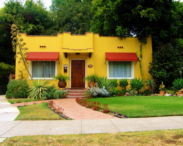 hausfassade रंग पीले घर-मध्य-इन-वन