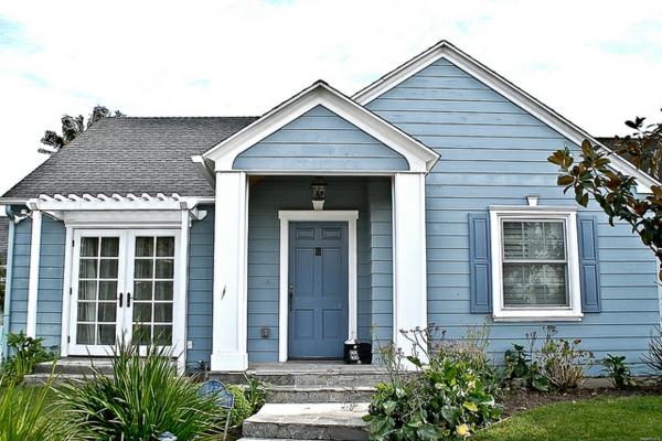 hausfassade रंग-आरामदायक नीले घर में