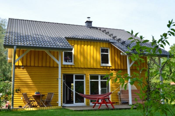 hausfassade रंग-छोटे पीले घर