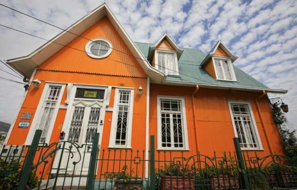 घर मुखौटा के लिए रंग - नारंगी - बहुत सुंदर लग रही हो