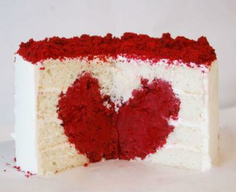वेलेंटाइन केक के साथ-दिल-सफेद-लाल-मीठा और स्वादिष्ट-विशेष-क्षणों