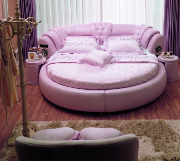 明亮的紫色，美丽的床模型，紫色的窗帘