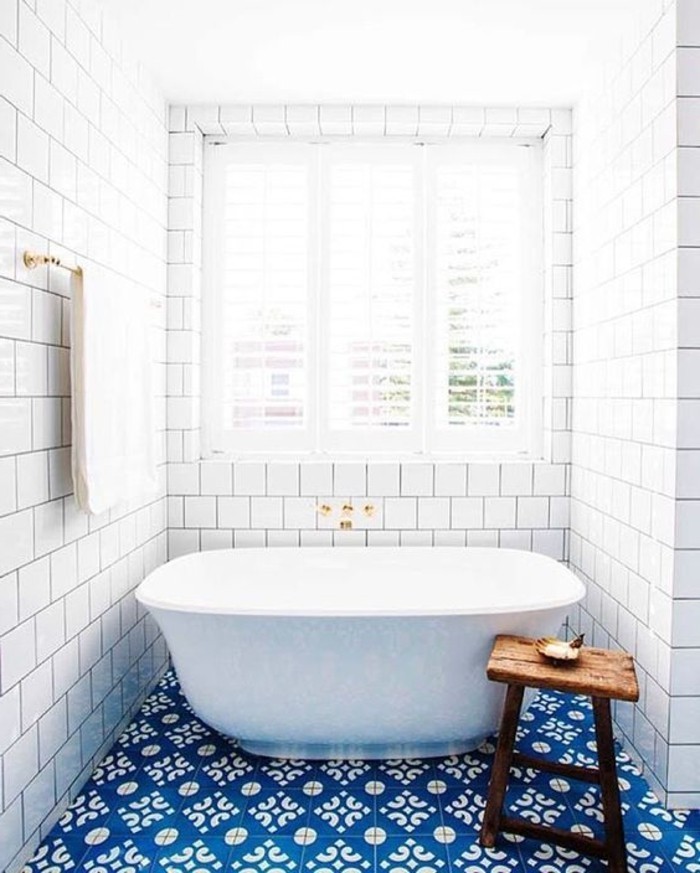 明亮的浴室有质朴的元素和蓝色的地砖