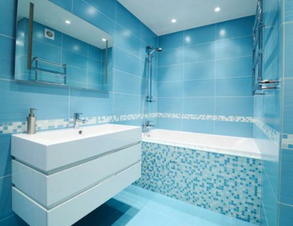 淡蓝色的浴室地砖