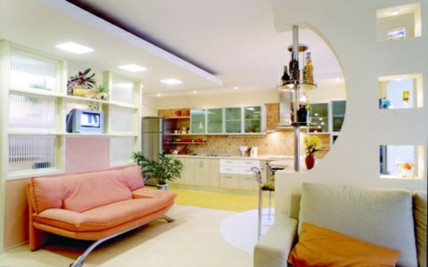 Kirkas olohuoneen suunnittelu sohvalla persikanvärillä