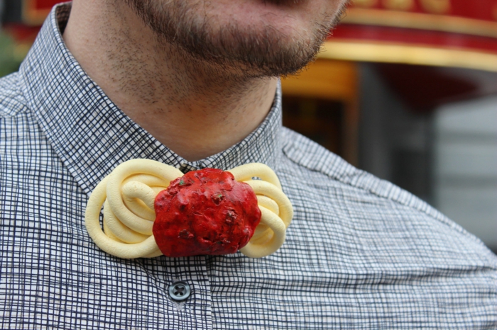 camisa-con-fly-fantasía-mosca-con-espagueti-y-salsa de tomate-como-decoración-creativa-idea