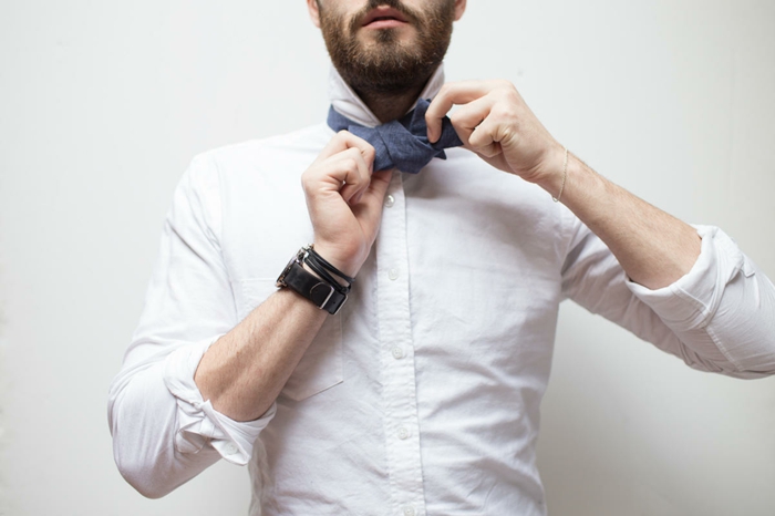 התאמה אישית-לטוס-עניבה-ב-לטוס-transform-גבר-עם-לבן-חולצה-ו-כחול-סרט טריקו עצמו-