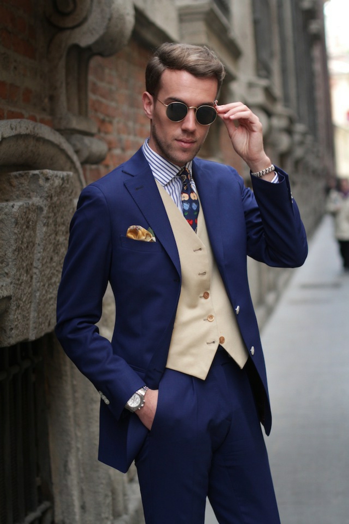 camisa-con-fly-empate-con-el-stämpel-de-mosca-elegante-hombre de mirada gafas traje de ciudad