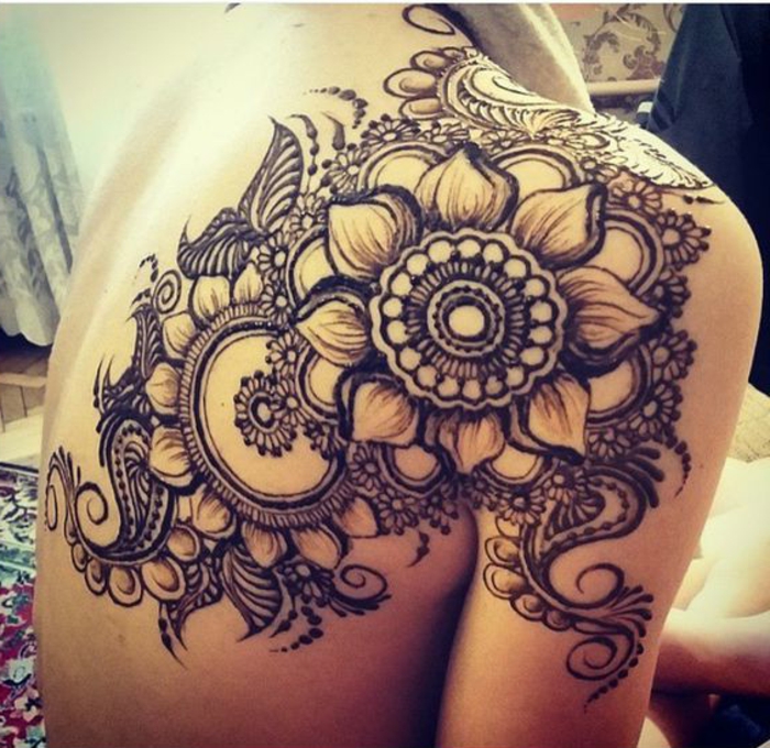 προσωρινή τατουάζ λουλουδιών στην πλάτη και τον ώμο, τατουάζ γυναικών, μαύρο χρώμα τατουάζ henna